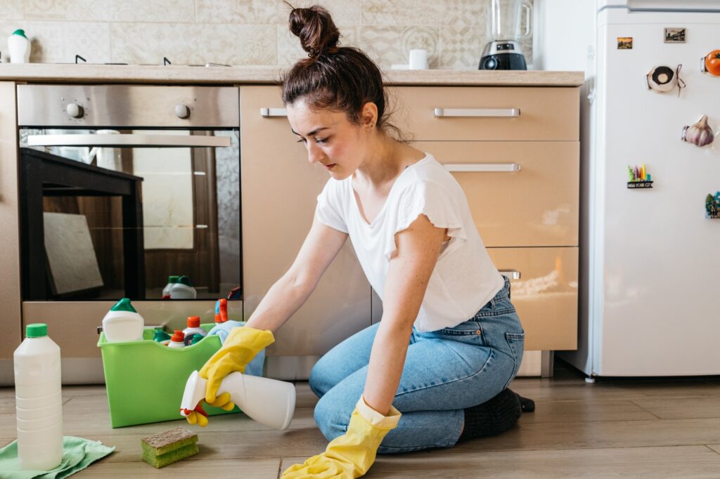 Woman cleaning the kitchen of her apartment. 20-minute daily cleaning routine